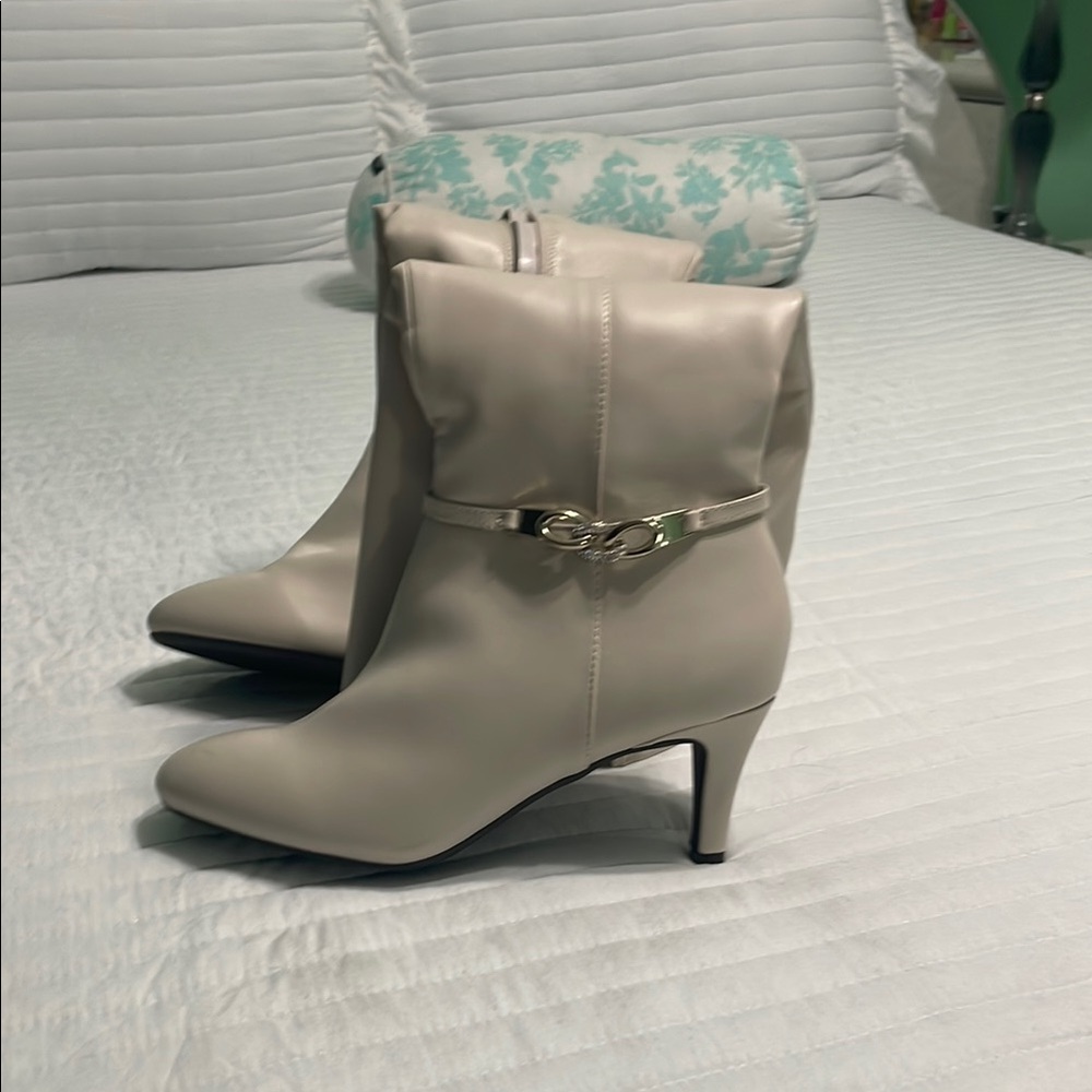 Karen Scott Cream Heeled Boots Minimalist Style - Picture 2 of 5